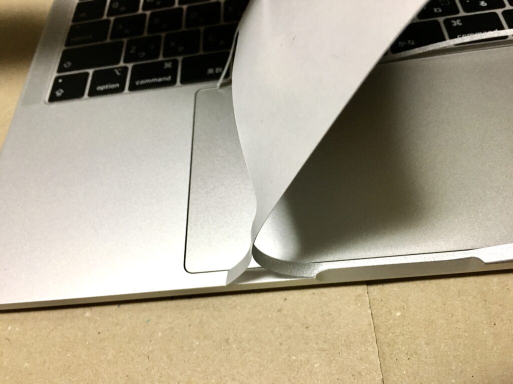 Mac Bookに保護シールを貼る